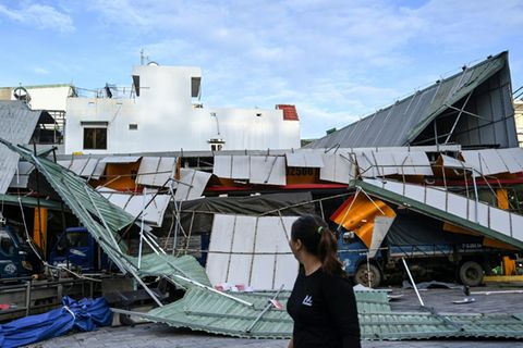 Ein von "Kalmaegi" zerstörtes Gebäude in Vietnam
