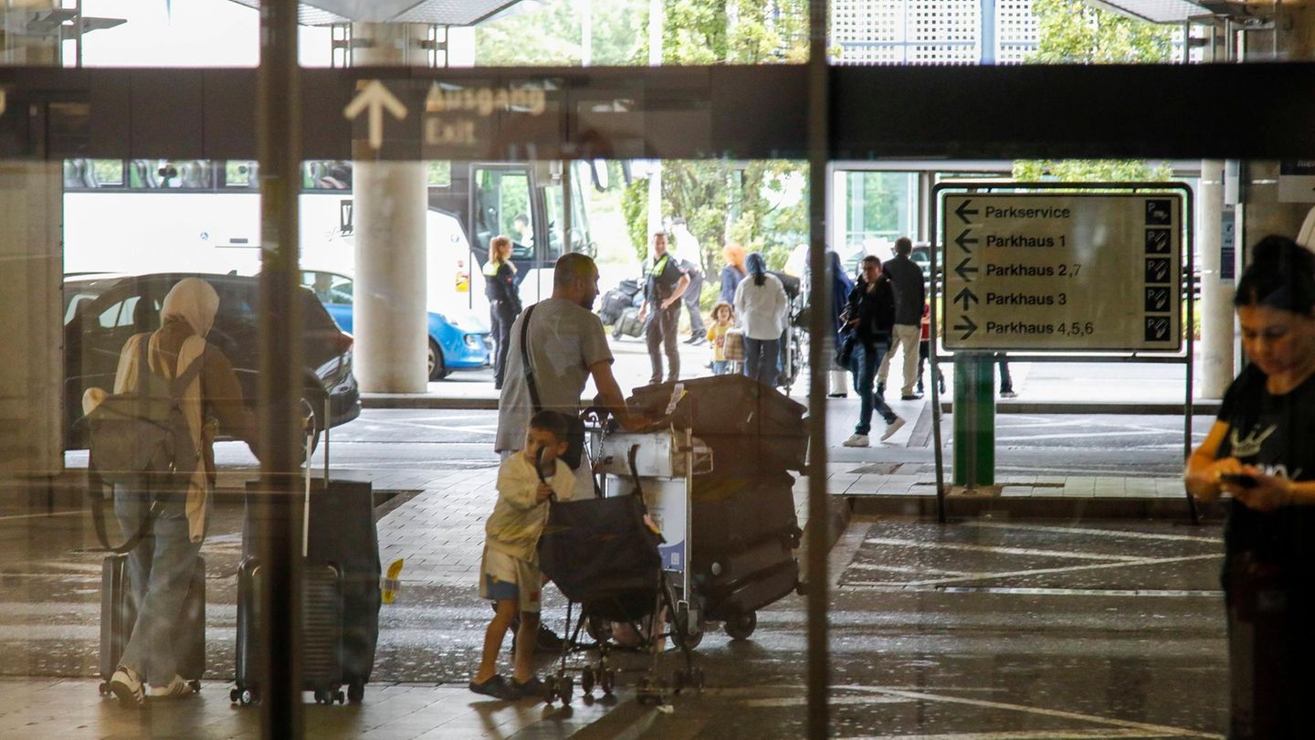 Afghanische Flüchtlinge auf dem Flughafen Hannover