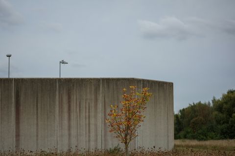 Betonmauer um eine JVA