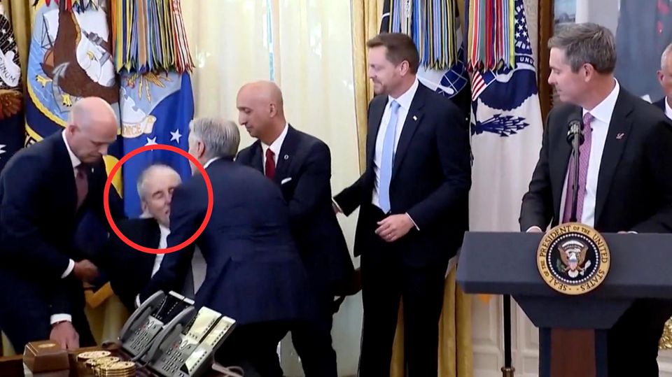 Pharma-Vertreter: Oval-Office-Chaos im Video: Mann bricht neben Trump zusammen