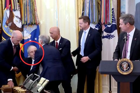 Pharma-Vertreter: Oval-Office-Chaos im Video: Mann bricht neben Trump zusammen