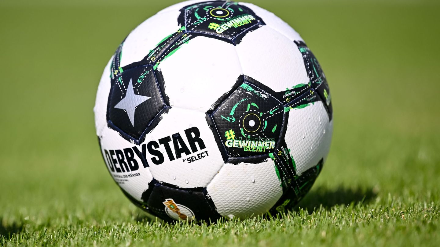 Bei einem Fußballspiel wurde ein Spieler geschlagen. (Symbolbild) Foto: Harry Langer/dpa