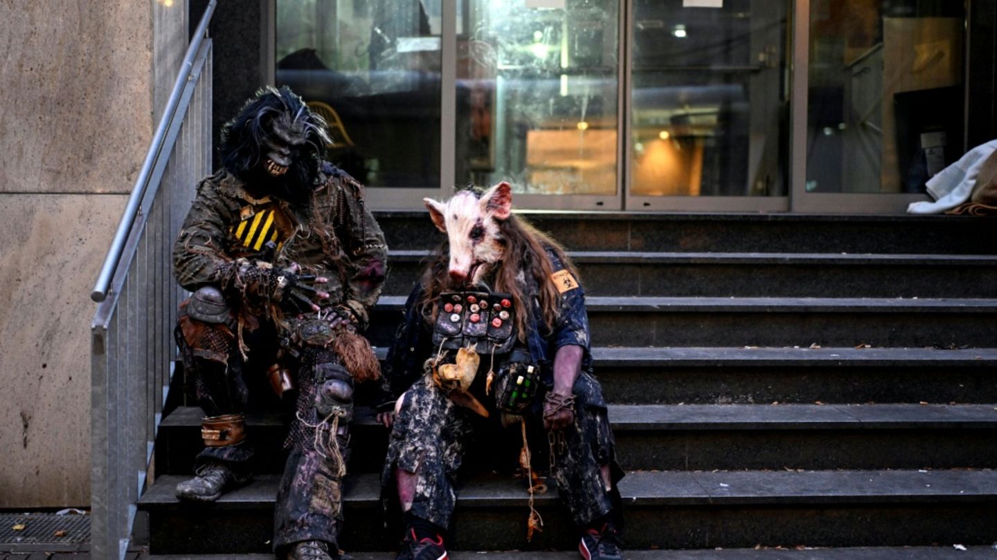 Feiernde an Halloween