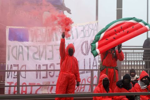 Momentan blockiert eine Aktionsgruppe in Solidarität mit Palästina Gleise am Hamburger Hafen. Foto: Bodo Marks/dpa