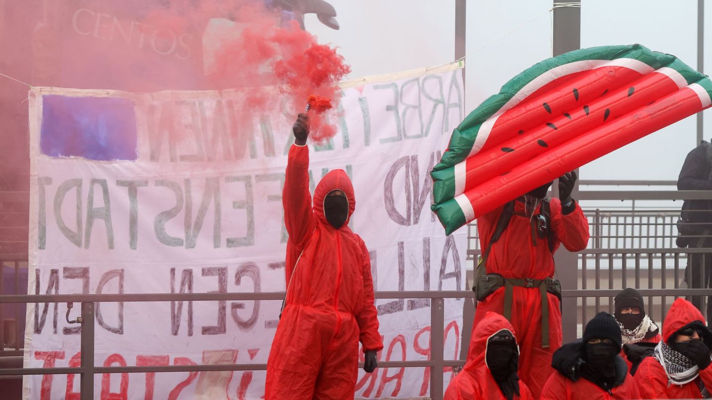 Momentan blockiert eine Aktionsgruppe in Solidarität mit Palästina Gleise am Hamburger Hafen. Foto: Bodo Marks/dpa