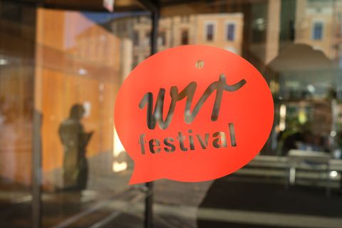 "Wir Festival" ist an der Tür eines Hörsaalgebäudes der Martin-Luther-Universität Halle zu lesen. Foto: Sebastian Willnow/dpa