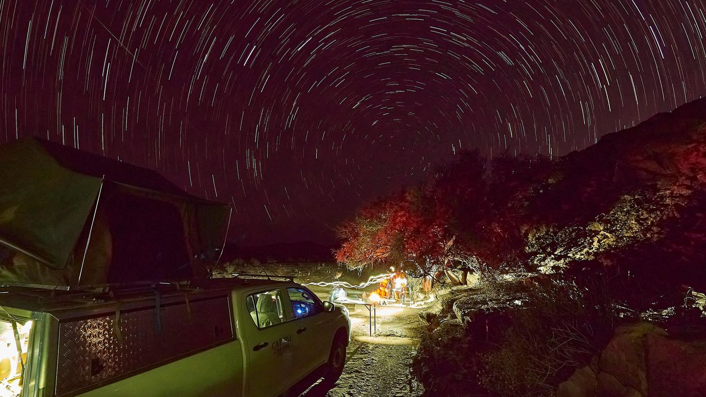 Der Dezember in Namibia ist ein wenig wie der Juni in Deutschland: Alles blüht, es ist warm, der Sommer ist da, und doch hängt in der Luft noch etwas Restfrühling. Das Land im Südwesten Afrikas ist kaum besiedelt, weswegen der Nachthimmel noch richtig dunkel ist – ein Traum für alle Sternengucker. In Namibia stehen zahllose Sternwarten und, für Touristen, Astrofarmen. Etwa im NamibRand-Naturreservat, eines der größten Dark-Sky-Gebiete der Welt