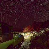 Der Dezember in Namibia ist ein wenig wie der Juni in Deutschland: Alles blüht, es ist warm, der Sommer ist da, und doch hängt in der Luft noch etwas Restfrühling. Das Land im Südwesten Afrikas ist kaum besiedelt, weswegen der Nachthimmel noch richtig dunkel ist – ein Traum für alle Sternengucker. In Namibia stehen zahllose Sternwarten und, für Touristen, Astrofarmen. Etwa im NamibRand-Naturreservat, eines der größten Dark-Sky-Gebiete der Welt