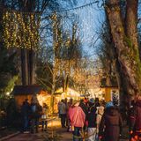 Dezember – da war doch was? Ach ja: Advent. Ein für die Jahreszeit passendes Reiseziel ist das oberösterreichische Steyr bei Linz. Dort gibt es einen Stadtteil namens Christkindl – ein alter Wallfahrtsort, an dem sich alles ums Weihnachtsfest dreht: Adventmärkte unter leuchtend geschmückten Tannen, ein Weihnachtsmuseum im mittelalterlichen Ambiente und natürlich das berühmte Postamt, das Millionen von Festtagsgrüßen verschickt. Und wem das zu viel der Besinnlichkeit ist, setzt sich in die Schmalspurbahn oder in den Postbus und blickt von Schloss Lamberg aus auf den Zusammenfluss von Steyr und Enns