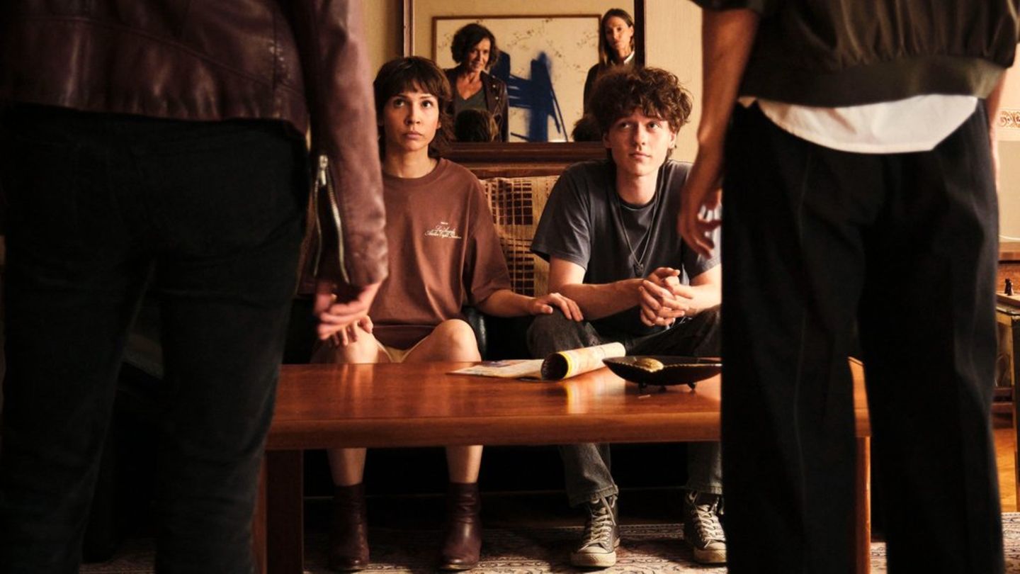 "Tatort: Mike & Nisha": Nisha Nevarin (Amina Merai) und Mike Schaub (Jeremias Meyer) haben Besuch von den Kommissarinnen Lena