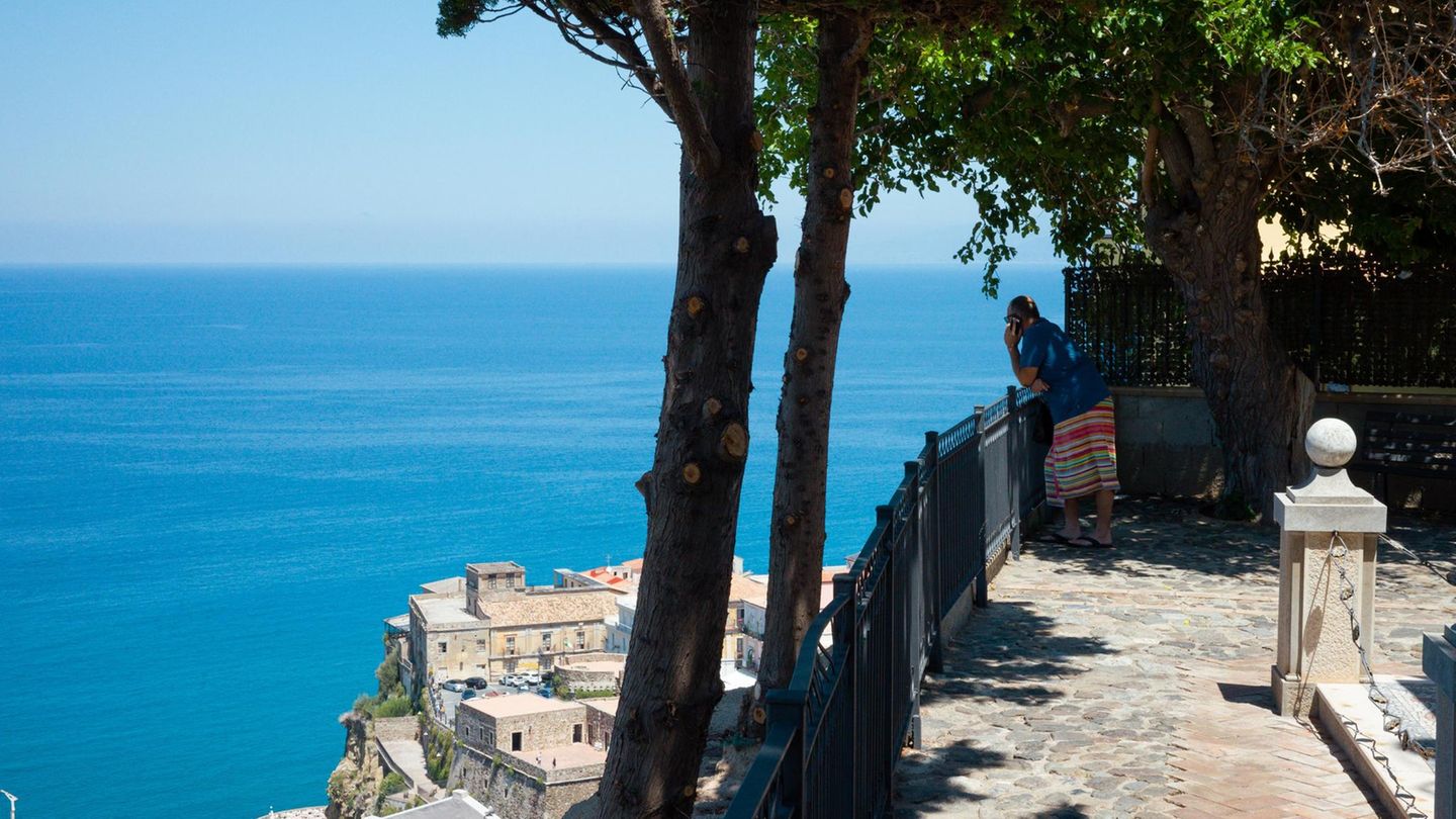 Wie es mit den vergessenen Schönheiten so ist – irgendwann erinnert man sich ihrer und ist glücklich, sie wiederentdecken zu können. Zum Beispiel das kristallklare Meer, die feinsandigen Traumstrände und kleinen Badebuchten der kalabrischen Costa degli Dei, der "Küste der Götter". Die riesigen Palmen und Kakteen, die tropisch warmen Nächte, die Ausblicke auf die Vulkaninsel Stromboli in der Ferne. Kalabrien, die Stiefelspitze Italiens, galt lange als verloren, doch seit kurzem entdeckt eine neue Gruppe von Besuchern die verschlafene Ecke: die Landsleute aus dem Norden