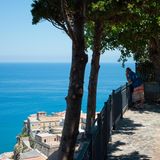 Wie es mit den vergessenen Schönheiten so ist – irgendwann erinnert man sich ihrer und ist glücklich, sie wiederentdecken zu können. Zum Beispiel das kristallklare Meer, die feinsandigen Traumstrände und kleinen Badebuchten der kalabrischen Costa degli Dei, der "Küste der Götter". Die riesigen Palmen und Kakteen, die tropisch warmen Nächte, die Ausblicke auf die Vulkaninsel Stromboli in der Ferne. Kalabrien, die Stiefelspitze Italiens, galt lange als verloren, doch seit kurzem entdeckt eine neue Gruppe von Besuchern die verschlafene Ecke: die Landsleute aus dem Norden