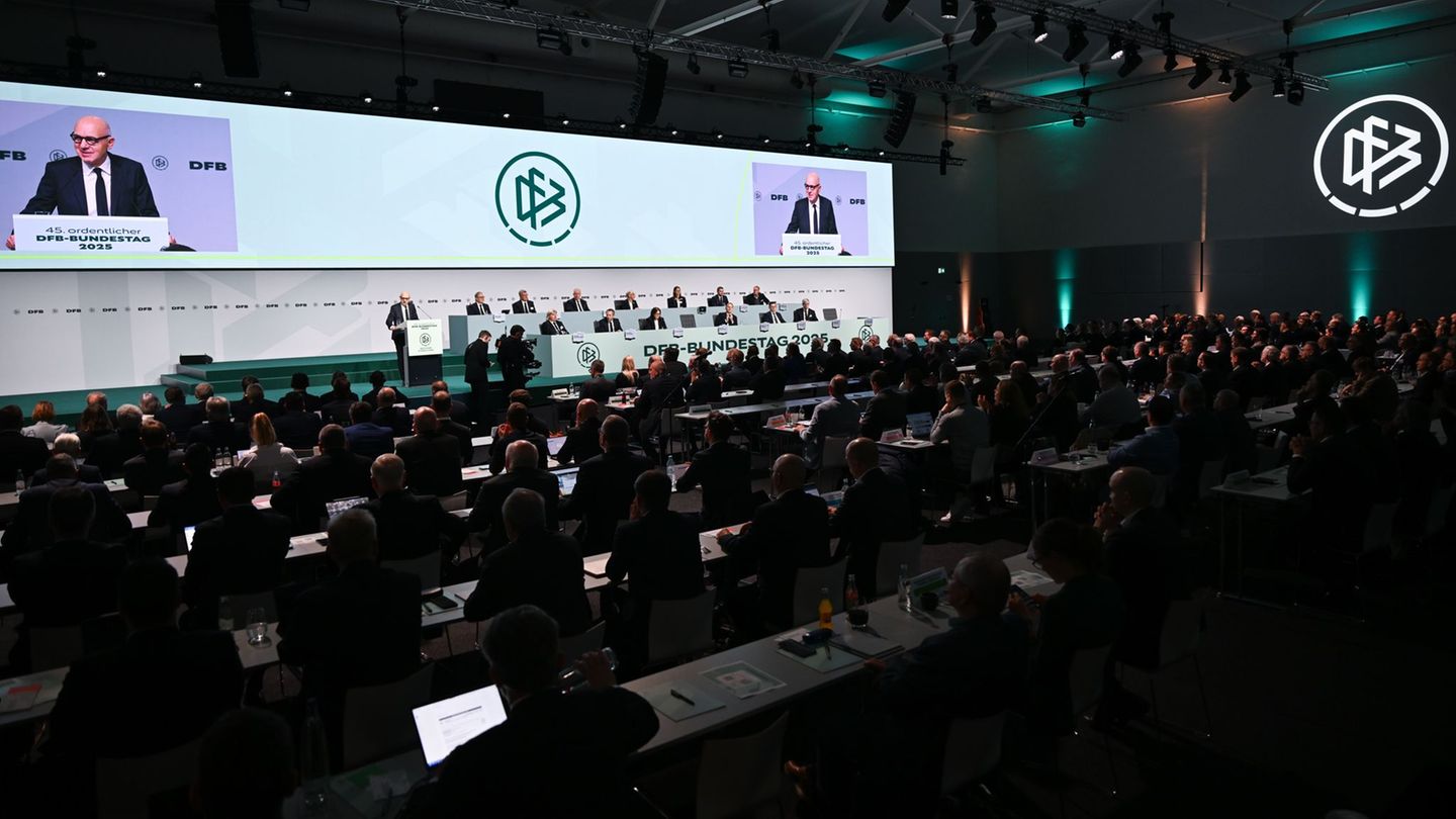 Deutscher Fußball-Bund: DFB-Boss: Null Toleranz für Gewalttäter und Krawallmacher