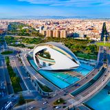 Valencia ist das etwas rohere Barcelona. Noch nicht ganz so schick, noch nicht ganz so überlaufen, aber genauso ansehnlich und interessant. Auch im Winter, weil es nicht so heiß wird wie im Sommer. In der Heimat der Paella gibt es das Pfannengericht an jeder Ecke in allen Variationen. In Vierteln Ruzafa sprudelt das Leben und die architektonische Perle Ciudad de las Artes mit seinem Ozeaneum (Bild) ist für sich schon eine Reise Wert. Die allermeisten Hotspots darunter der riesige Sandstrand liegen so nah beieinander, dass Leihräder die beste Fortbewegungsart sind