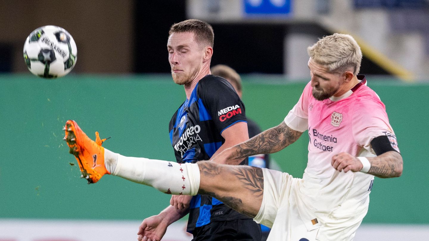 Zweikampfstark: Bayer-Kapitän Robert Andrich (r). (Archivbild) Foto: David Inderlied/dpa