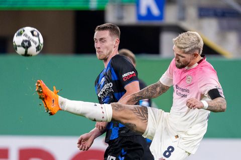 Zweikampfstark: Bayer-Kapitän Robert Andrich (r). (Archivbild) Foto: David Inderlied/dpa