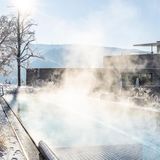 Einfach mal die Gans ganz sein lassen. So heimelig das Weihnachtsfest auch sein mag – entspannend ist es eher selten. Warum sich also über die Feiertage nicht einmal selbst verwöhnen lassen? Zum Beispiel in einem Hotel, das einem alles abnimmt? Das Haus Luisenhöhe im Schwarzwald etwa bietet vom 24. bis zum 26. Dezember ein Rundum-Sorglos-Programm an. Mit 6-Gänge-Menüs, Showküche und einem großen Spa-Bereich. Ganz billig ist die Sache nicht, aber dafür garantiert stressfrei