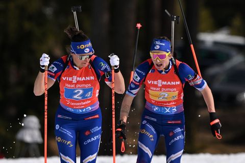 Julia Simon (l) darf nach dem Kreditkartenbetrug an ihrer Teamkollegin Justine Braisaz-Bouchet (r) bei Olympia teilnehmen. (Arch