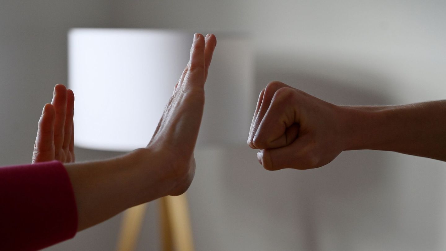 Die beiden neuen Beratungsstellen sollen Betroffenen Schutz und Hilfe bieten. (Symbolbild) Foto: Frank May/picture alliance/dpa