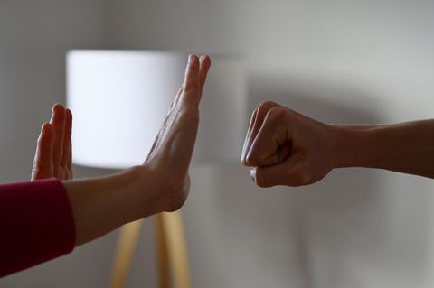 Die beiden neuen Beratungsstellen sollen Betroffenen Schutz und Hilfe bieten. (Symbolbild) Foto: Frank May/picture alliance/dpa