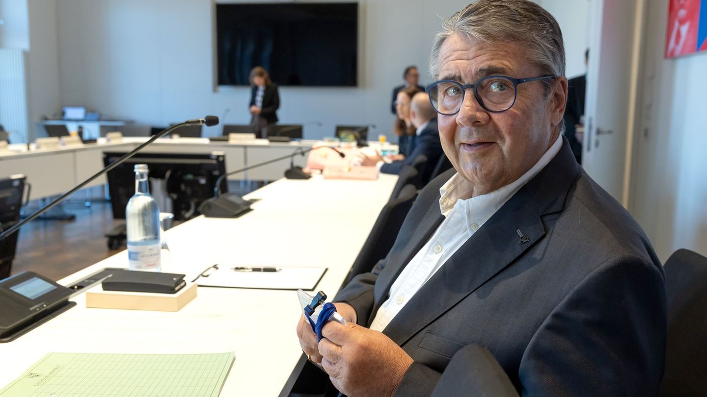 Ex-Wirtschaftsminister Sigmar Gabriel sagte vor dem Untersuchungsausschusses zur Stiftung Klima- und Umweltschutz MV in Schwerin