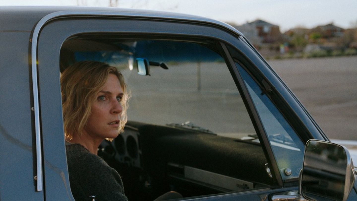 Wird schnell zum einsamsten Menschen auf der Welt: "Better Call Saul"-Star Rhea Seehorn in "Pluribus".