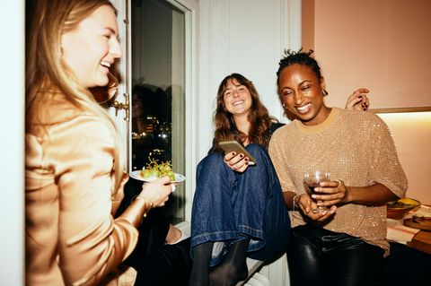 Frauen freuen sich am Küchenfenster