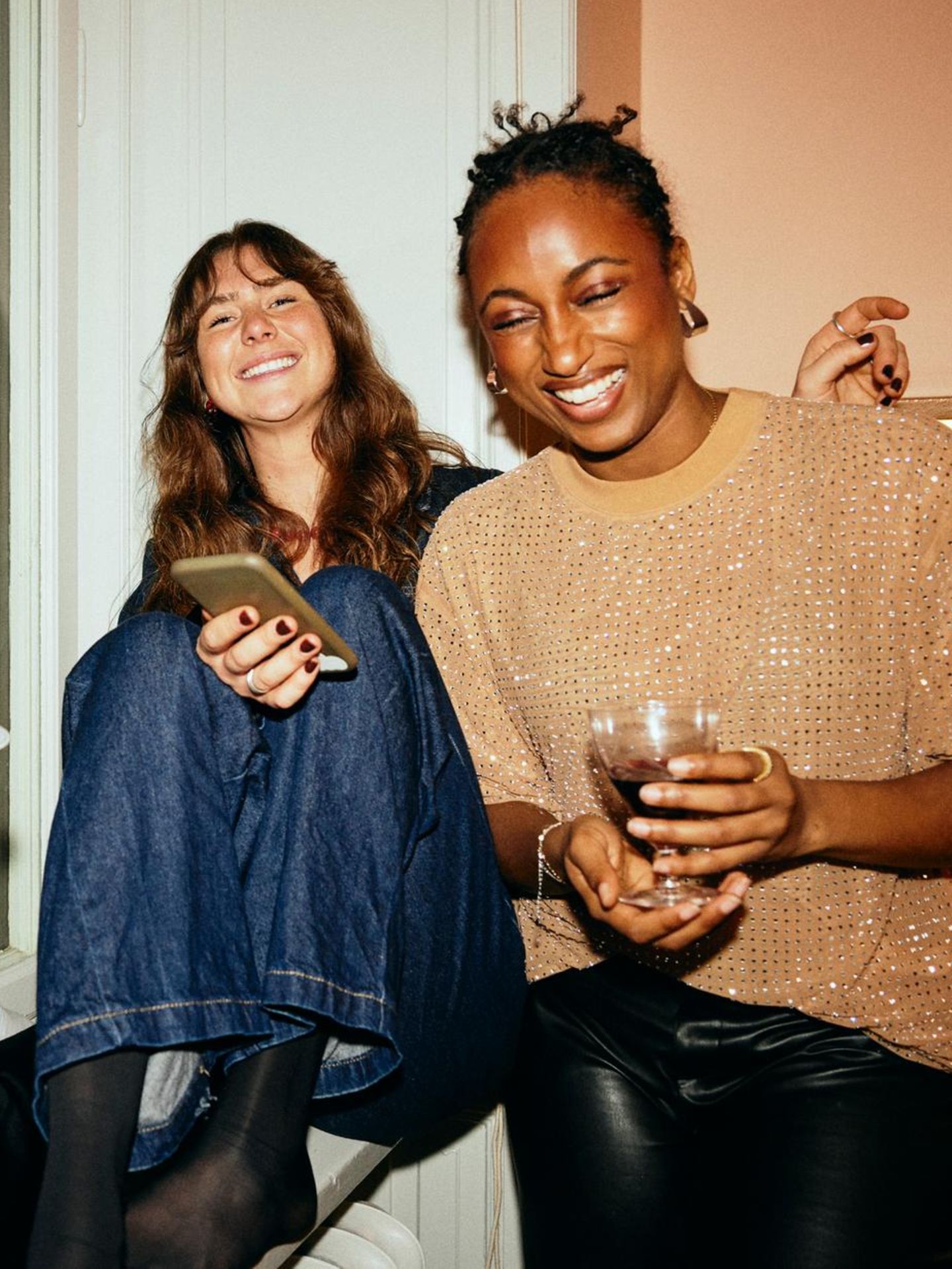 Frauen freuen sich am Küchenfenster