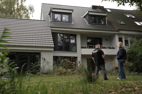 Experte und Reporterin stehen vor ihrem Haus