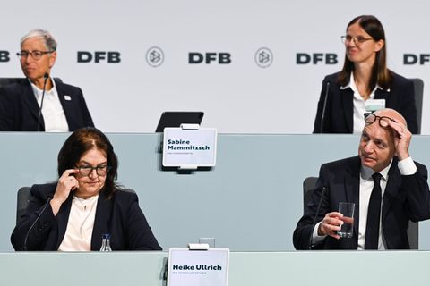 Bernd Neuendorf (v.r.) ist auf dem DFB-Bundestag im Amt des Präsidenten bestätigt worden. Foto: Arne Dedert/dpa
