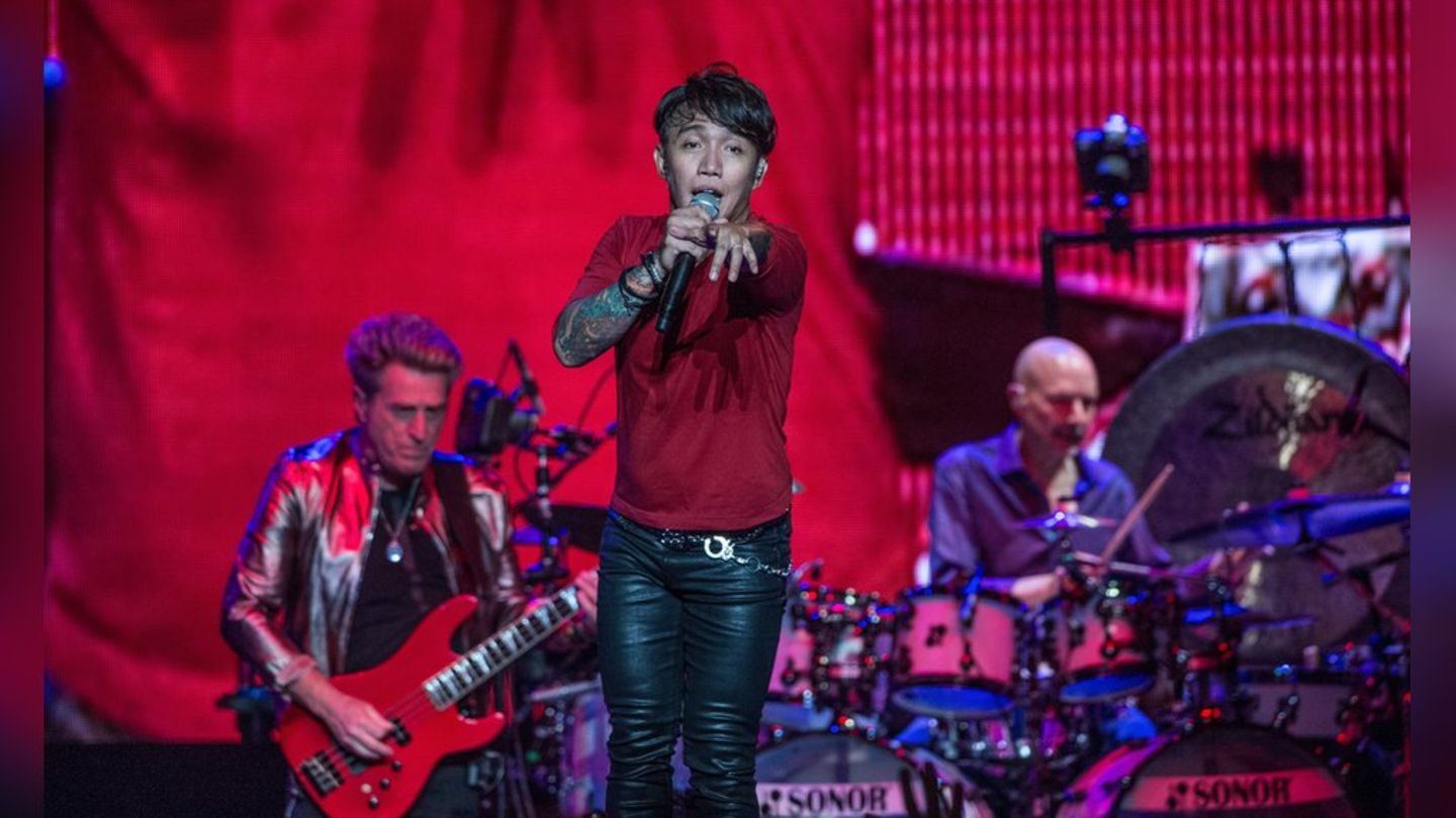 Sänger Arnel Pineda bei einem Journey-Liveauftritt.