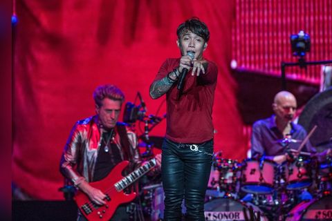 Sänger Arnel Pineda bei einem Journey-Liveauftritt.