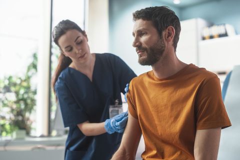 Die neue Empfehlung zur Gürtelrose-Impfung richtet sich nun auch an Personen ab 18 Jahren, die ein erhöhtes Risiko haben, daran zu erkranken.