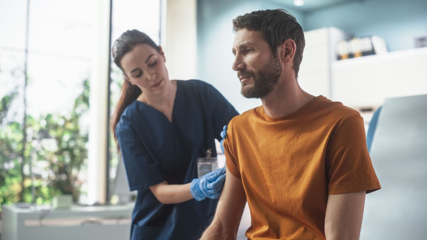 Die neue Empfehlung zur Gürtelrose-Impfung richtet sich nun auch an Personen ab 18 Jahren, die ein erhöhtes Risiko haben, daran zu erkranken.