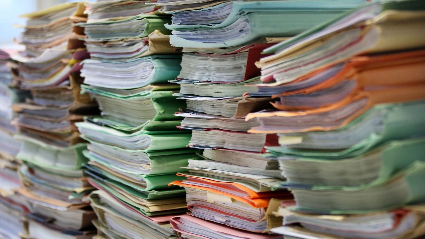 Die Aktenstapel an niedersächsischen Verwaltungsgerichten werden derzeit größer. (Symbolbild) Foto: Stephanie Pilick/dpa