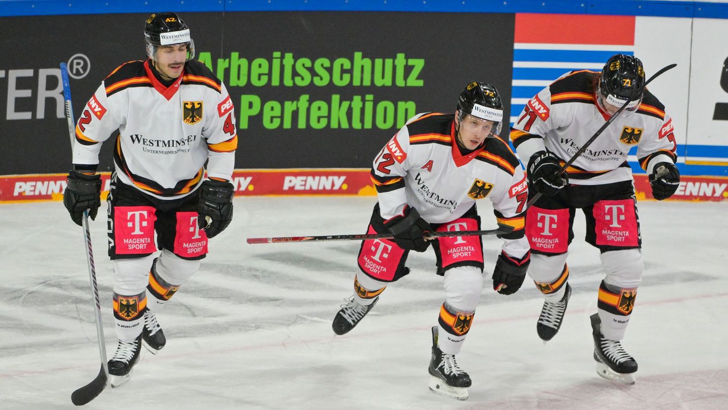 Nach seinem Tor gegen Lettland verletzte sich Dominik Kahun (M.) und kann beim Deutschland Cup nicht mehr spielen. Foto: Peter K