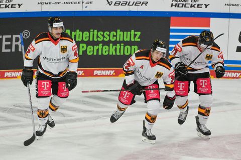 Nach seinem Tor gegen Lettland verletzte sich Dominik Kahun (M.) und kann beim Deutschland Cup nicht mehr spielen. Foto: Peter K