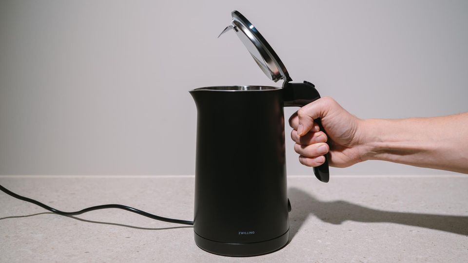 stern Wasserkocher Test: Zwilling Enfinigy mit geöffnetem Deckel