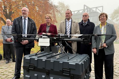 Von links nach rechts stehen Christian Pegel (SPD), Innenminister Mecklenburg-Vorpommerns, Daniela Behrens (SPD), Innenministeri