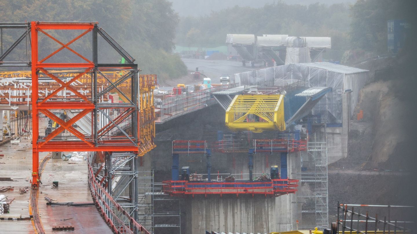 Wegen schwerer Schäden musste die marode alte Rahmede-Talbrücke kurzfristig gesperrt und schließlich durch einen Neubau ersetzt