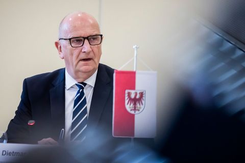 Am Montag reist Brandenburgs Ministerpräsident Dietmar Woidke (SPD) nach Großbritannien und will den Triebwerkshersteller Rolls-