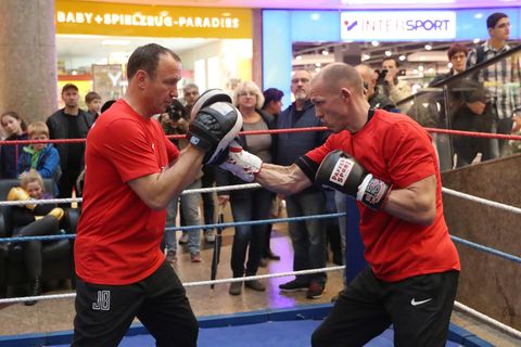 Boxer Jürgen Brähmer (r) und sein früherer Trainer Michael Timm. Foto: picture alliance / Bernd Wüstneck/dpa