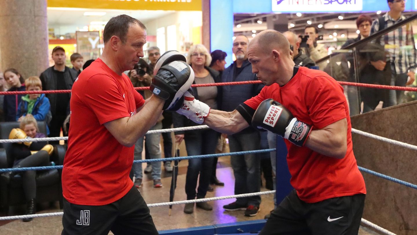 Boxer Jürgen Brähmer (r) und sein früherer Trainer Michael Timm. Foto: picture alliance / Bernd Wüstneck/dpa