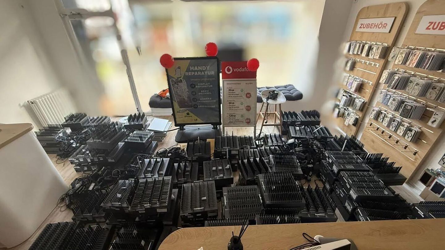 Die Berliner Polizei beschlagnahmte Computer und Technik zum Abschicken von Massen-SMS. Foto: -/Polizei Berlin/dpa