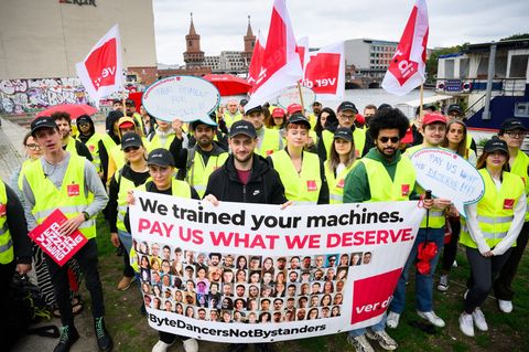 Immer wieder haben in den vergangenen Monaten Tiktok-Beschäftigte in Berlin gegen den geplanten Stellenabbau demonstriert. (Arch