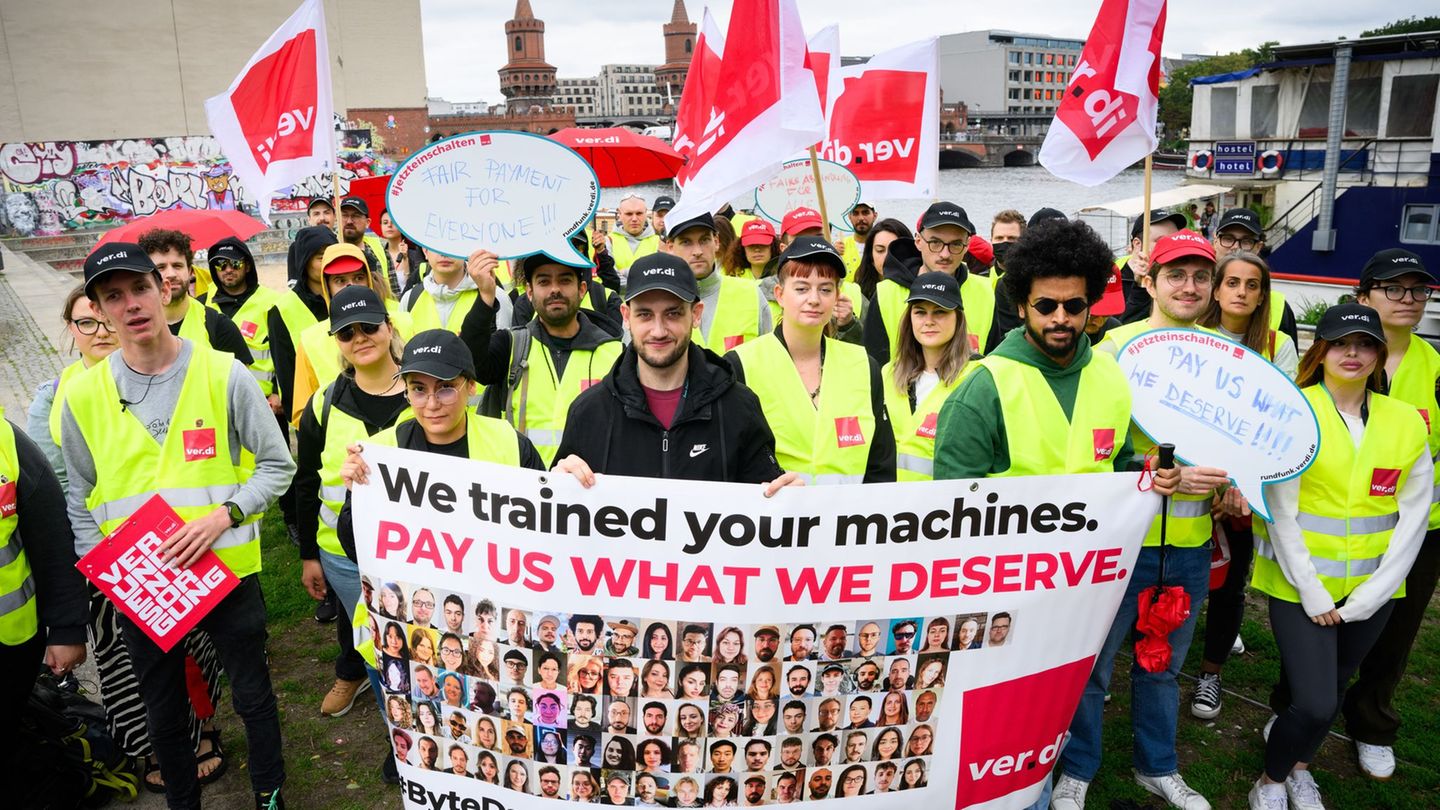 Immer wieder haben in den vergangenen Monaten Tiktok-Beschäftigte in Berlin gegen den geplanten Stellenabbau demonstriert. (Arch