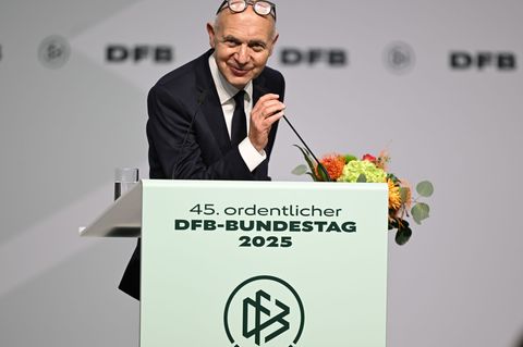 Bernd Neuendorf ist auf dem DFB-Bundestag für weitere vier Jahre im Amt des Präsidenten bestätigt worden. Foto: Arne Dedert/dpa