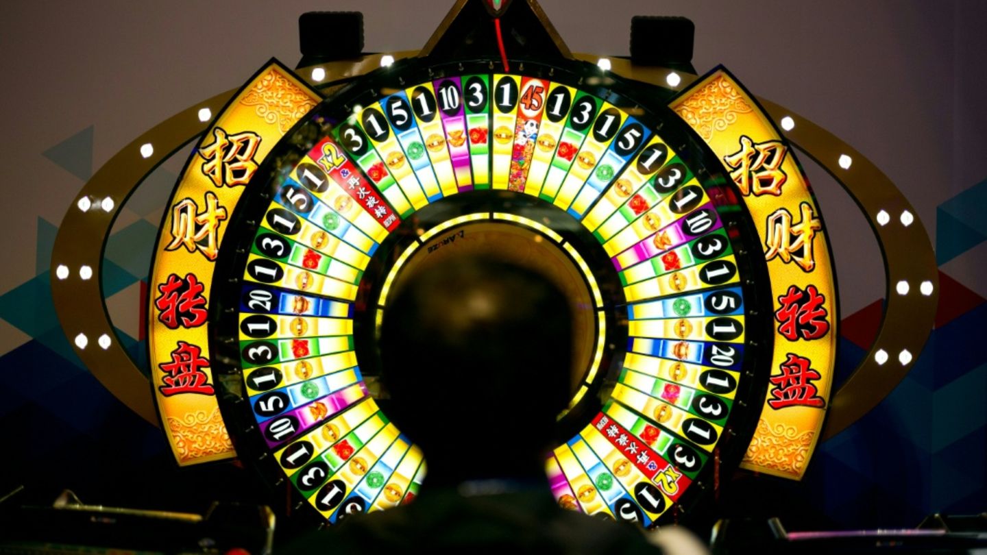 Spieler vor einem Glücksrad