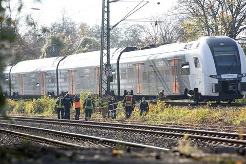 Die Feuerwehr hat in Neuss mehr als 180 Menschen aus einem Zug gerettet. Foto: Jan Ohmen/dpa