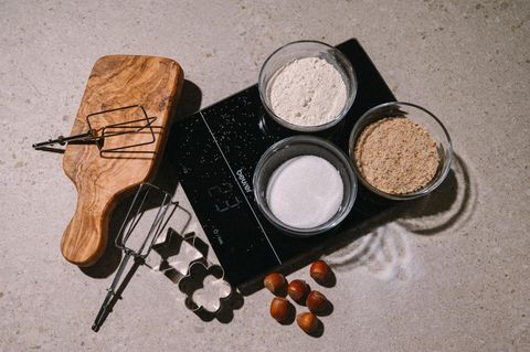 Eine Küchenwaage und Zubehör